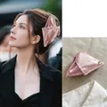 Rosafarbene Satin-Haarklammer in Dreiecksform am Modell und als Stillleben-Detailaufnahme - Rosa