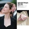Rosafarbene Satin-Haarklammer in Dreiecksform am Modell und als Stillleben-Detailaufnahme - Rosa