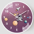 8-Zoll Kinderwanduhr mit lila Astronauten-Motiv und leisem Quarzwerk für das Kinderzimmer - 3066 Weißer Rahmen