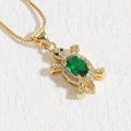 Collar de tortuga dorada con piedra verde central y detalles de circón blanco - Zircón Verde