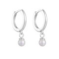 Dettaglio di orecchini a cerchio in argento S925 con pendenti di perle bianche tonde - Argento 925 / Bianco
