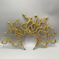 Detailansicht eines goldenen Medusa Schlangenkopfschmucks für Halloween-Cosplay - Mattgold