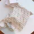 Détail du sac cabas en coton à imprimé floral avec étiquette tissée et texture en toile douce - Floral Vert