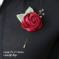 Boutonniere de rosa de satén rojo oscuro con hojas verdes y alfiler dorado - Burdeos