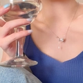 Dettaglio della collana pianeta in acciaio al titanio con gemma lucida e ciondolo a stella - Argento - Stile Ciondolo Pianeta