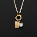 Ciondolo per collana in acciaio al titanio placcato oro 14K con lettera M e zircone brillante - Taglia M