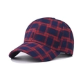 Détail d'une casquette de baseball épaisse à carreaux rouge et bleu marine au tissu chaud - Réglable / Carreaux Rouges