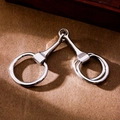 Elegante hebilla de plata con forma de bocado para pañuelos de seda sobre fondo de papel kraft - Plateado