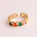 Detalle de anillo abierto bañado en oro con cuatro circonitas cuadradas de colores vivos - Circonita Cuadrada de Cuatro Colores Minimalista (Estilo 4)