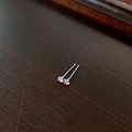 Eleganti orecchini a lobo in argento con quattro griffe e zirconi tondi brillanti - Stile Classico a Diamante Singolo a Quattro Griffe (65#) / 3cm / Argento