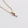 Detalle de colgante de llave dorada con corazón púrpura y circonitas en cadena de caja - Púrpura profundo