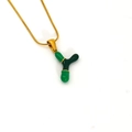 Collana dorata con ciondolo a lettera Y in smalto verde su sfondo bianco - Stile Lettera Y