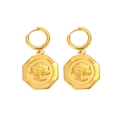 Dettaglio di orecchini in oro 18K con ciondoli ottagonali e incisione albero della vita - CK328 Orecchini / Oro
