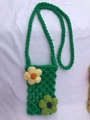 Grüne handgemachte gewebte Handytasche mit Häkelblumen und passendem Schultergurt - Grün