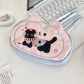 Dettagli del ricamo a gatto e trama del tessuto sull'astuccio rosa per cuccioli - Gatto con Cuffie