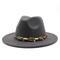 Détail de perles bohèmes et breloques en métal sur un chapeau fedora en laine gris foncé - Gris clair