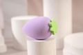 Lila Make-up Schwamm in Erdbeerform für nasse und trockene kosmetische Anwendung - Lila Erdbeere Stil