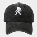 Gros plan sur la broderie blanche du Bigfoot sur une casquette en coton lavé noir - Réglable / Noir