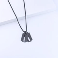 Detailaufnahme der doppelten Rasierklingen-Anhänger an einer schwarzen Titanstahlkette - Doppelte Schwarze Klingen + Schwarze Kette