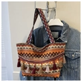 Detailansicht der gewebten Boho-Tasche mit geometrischen Mustern und bunten Quasten - Orange Modell 9702