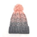 Detalle de un gorro de punto trenzado en rosa y gris con un gran pompón suave - M(54-58cm) / Rosa + Gris