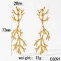Dettaglio di orecchini corallo dorati con perle bianche e misure di lunghezza 73mm - Orecchini a Forma di Corallo (D3091) / Oro