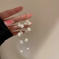 Élégantes boucles d'oreilles pendantes fleurs de muguet blanc et perles dorées - Crochet d'Oreille - Régulier / Blanc