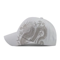 Dettaglio del cappello da baseball in cotone con stampa di drago grigio sul lato - Drago Bianco