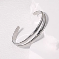 Brazalete abierto minimalista de acero inoxidable plateado con diseño de doble capa - Color acero
