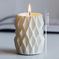 Weiße geometrische Duftkerze mit Diamantschliff, 100 mm Höhe für die Dekoration - Geometrisch A ZL-871