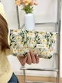 Borsa da trucco beige in cotone con ricami di margherite ed etichetta nera H & R BAG - Bianco Piccolo