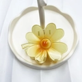 Gelbe Haarklammer mit Farbverlauf in Blumenform aus transparentem Acryl für Urlaub - Gelb (Vierblättrige Blume)