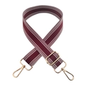 Détail d'une bandoulière tissée bordeaux réglable avec rayures blanches et boucles dorées - Brun Bourgogne