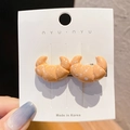 Lindo pasador de pelo de croissant en resina con textura de pan realista en tarjeta - Cruasán