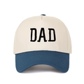 Detailaufnahme der 3D DAD-Stickerei auf einer zweifarbigen Trucker-Mütze aus Baumwolle - Verstellbar / Dunkelblau