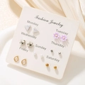 Detailansicht des 7-Paar-Ohrstecker-Sets mit Blumen- und geometrischen Designs auf Karten - E0454-1 (7 Paar Set)