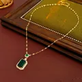 Collana vintage in lega dorata con ciondolo quadrato in zircone verde smeraldo - Collana / Oro