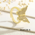 Dettaglio ravvicinato dell'anello a farfalla placcato oro 18K con micro zirconi incastonati - Aperto Regolabile / Stile Farfalla con Micro Pavé di Zirconi (RG0538-A)