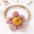 Détail d'un bandeau pour bébé avec fleur en tissu rose et bande élastique souple - Fleur de citrouille