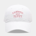 Détail de la broderie rose TANNED and TIPSY sur la casquette de baseball blanche lavée - Réglable / Blanc