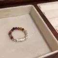 Regenbogen Turmalin Perlenring mit silbernen Metallakzenten in einer Holzschmuckschatulle - Silber Quadrat Perlen Elastischer Ring