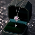 Collar llave de plata ley S925 con gema de corazón rosa en estuche verde - Plata 925 / Oro Blanco / Circonita Rosa