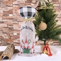 Détail du sac à vin de Noël avec motifs de nains et texte festif sur toile de jute - Sac Bouteille Gnome Carreaux Noir Blanc