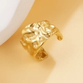 Anello barocco irregolare martellato con placcatura in oro 18K e trama lavica - Modello E01283 / Oro