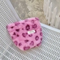 Dettaglio della borsa in peluche rosa con cuori leopardati e etichetta H&R BAG - Cuore Leopardato Rosa Piccolo