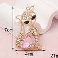 Detail der Fuchsbrosche mit rosa Edelstein und weißen Strasssteinen auf Goldrahmen, 7x4cm - D196 Edelsteinfuchs (Rosa)