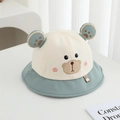 Dettaglio del ricamo a forma di orso e della trama della tela sul cappello da sole per bambini - Cappello alla Pescara - Verde