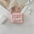 Vista dettagliata della mini custodia a scacchi rosa per auricolari wireless in stile lifestyle - Quadretti Rosa