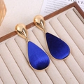 Boucles d'oreilles élégantes en métal doré et velours bleu foncé sur un plateau à bijoux - 68# Style de Boucles d'Oreilles Goutte Floconnée Bleu Foncé