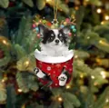 Kreativer Weihnachtsanhänger mit langhaarigem Chihuahua in einer festlichen roten Socke - Chihuahua Typ 7